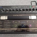 Kytarové kombo Line 6 Catalyst CX 60 v černé barvě. Horní panel obsahuje ovládací knofíky s nápisy: GUITAR, SELECTOR, BOOST, GAIN, BASS, MID, TREBLE,…