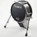 Elektronický basový buben značky Roland s černým povrchem v karbonovém vzoru a chromovanými obručemi. Na přední straně je bílý nápis Roland a logo V-…