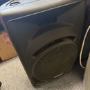 Černý reproduktor v plastovém kufrovém provedení s úchytmi na horní straně. Na spodní části mřížky je viditelné logo Ibiza Sound. Povrch plastu vykaz…