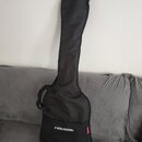 Černý softcase na hudební nástroj s rukojetí. Na spodní části je bílý nápis PIBTECH a červený svislý nápis FAB TECH. Povrch materiálu je hladký a v d…