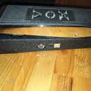 Černý kytarový efekt s kovovým horním krytem a texturovaným spodním šasi. Na horní straně je vyfrézované logo VOX a nápis AMPLIFIER. Na zadní straně…
