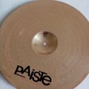 Kulatý mosazný činel s viditelným kováníím v podobě jemných jamčeků na povrchu. Na spodní části je černý nápis PAiste a pod ním menší text MADE IN GE…