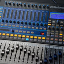 Digitální mixážní pult PreSonus STUDIOLIVE 16.0.2 USB. Zařízení má šedé tělo s modrým ovládacím panelem, který obsahuje řadu posuvníků, tlačítek a mo…