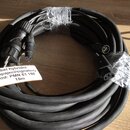 Černý hybridní kabel svázaný průhlednou fólií. Na kabelu je připevněna štítek s nápisem: Kabel hybridni napajeci/signalovy Kod: PMN 01 150 15m. Jsou…