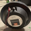 Zadní strana černého reproduktoru s bílou štítkovou nálepkou. Na nálepce je oranžové logo JBL a nápisy Professional Series, JAMES B. LANSING SOUND, I…