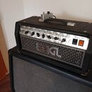 Kytarový zesilovač značky ENGL, model Thunder 50, v černé barvě s kovovou mřížkou. Na horním ovládacím panelu jsou knofíky s nápisy Gain, Bass, Middl…