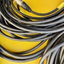 Černé audio kabely s konektorem typu XLR. Na povrchu kabelů jsou bílé nápisy CORDIAL MICROPHONE CABLE HIGH PERFORMANCE a eurocable. Kabely vykazují b…