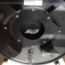 Zadní strana černého reproduktoru s viditelným magnetem a kovovým rámem. Na horní části je bílá nálepka s nápisy „364 00 000“, logo „schill“, „HT 381…