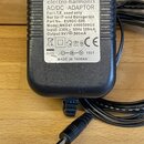 Černý plastový AC/DC adaptér značky electro-harmonix s bílým štítkem. Na štítku je uveden text: AC/DC ADAPTOR, For I.T.E. used only, Nur für IT-und B…