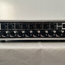 Stříbrný rackový přístroj s černým předním panelem. Na panelu jsou vidět nápisy „ULTRAGAIN PRODIGITAL“, „PR8E“ a logo „Soundcraft“. Zařízení obsahuje…