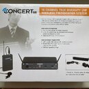 Fotografie krabice od bezdrátového systému s nápisem CONCERT 88 16-CHANNEL TRUE DIVERSITY UHF WIRELESS PRESENTATION SYSTEM. Na obalu je zobrazen muž…