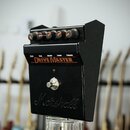 Černý kytarový efekt s nápisem DRIVE MASTER a ovládacími knoflíky Gain, Bass, Middle, Treble a Volume. V dolní části je vyražené logo Marshall a umís…