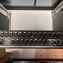 Černý rackový stagebox značky MIDAS s nápisem DESIGNED AND ENGINEERED IN ENGLAND MADE IN CHINA. Zařízení obsahuje dvě řady kombinovaných konektorů XL…