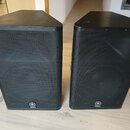 Dva černé reproduktory s kovovými mřížkami. Na spodní části obou reproduktorů je bílé logo a nápis YAMAHA. Povrch je v dobrém stavu bez viditelných p…