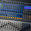 Digitální mixážní pult PreSonus STUDIOLIVE 16.0.2 USB v šedé barvě. Zařízení obsahuje řadu faderů, otočných potenciometrů a tlačítek s nápisy jako Fr…