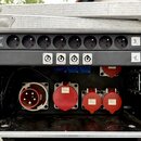 Otevřený transportní case s integrovaným rozvodním panelem. Horní lišta obsahuje osm černých zásuvek a nápis „FDU PERFECT DISTRIBUTOR MULTIFUNCTIONAL…