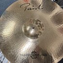 Kruhové mosazný činely s kovaným povrchem. Na horní části je nápis Paiste a pod ním slovo REFLECTOR, ve spodní části je text Bell Ride 22" a nápis PO…