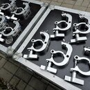 V otevřeném hliníkovém kufru s černým vnitřkem jsou rozloženy kovové stiskovací svorky stříbrné barvy. Na některých kusech je vyryté označení SWL-250…