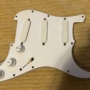 Bílá pickguard pro elektrickou kytaru s třemi bílými snímači. Na dvou krajních snímačích je nápis "Precision Bass". Součástí jsou tři bílé ovládací k…