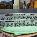 Dvě identické rackové jednotky značky dbx, model 166xs Compressor/Limiter/Gate. Jsou stříbrné s černým horním krytem a mají mnoho ovládacích knoflíků…
