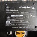 Zadní strana kytarového komba s černým povrchem. Na štítku je uveden nápis Pathfinder 10, značka Vox Amplification Ltd., Model No. V9106 a Serial No.…