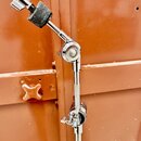 Chromovaný kovový stativ s mikrofonním držákem a černou molovou windscreen. Na horním kloubu je vidět začištění povrchu a mírné opotřebení chromu. Na…