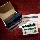 Kytarový efekt v kovovém šasi s nápisem RED WITCH a označením Pentavocal Trem. Pedal má čtyři ovládací knoflíky s popisky Velocity, Depth, Volume a B…