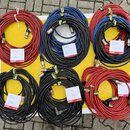 Šest svátků audio kabelů v červené, modré a černé barvě s XLR konektory. Na kabelech jsou bílé cenovky s nápisy: „13 m 400,-“, „11 m 350,-“, „8 m 300…