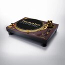 Gramofon s tmavě fialovým šasi a zlatými prvky. Na černém talíři je vidět nápis Technics v horní i spodní části. Na přední hraně šasi je umístěno log…