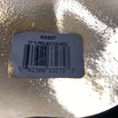 Detail kovového povrchu činely s nalepenou bílou štítkovou nálepkou. Na nálepce je uveden kód K0807, text 21" K PROJECTION RIDE a čárcový kód s čísle…