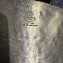 Detail kovového činely s viditelným broušením povrchu. Na nástroji je vyražen symbol hvězdy v kruhu, arabský nápis a text K.ZILDJIAN & CO. GENUINE TU…