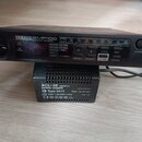 Černý multi-efektový procesor s nápisem YAMAHA EMP100 MULTI-EFFECT PROCESSOR. Zařízení má ovládací knoflík INPUT LEVEL, displej s různými indikátory…
