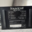 Zadní strana černého digitálního mixéru značky Soundcraft. Na spodní části je náleplka s nápisy „lexicon dbx DigiTech“ a podrobnými instrukcemi k nas…