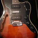 Elektrická kytara s tělem v barvě sunburst a černým pickguardem. Na kytaru jsou instalovány dva humbuckery, jedna kobylka a tři ovládací knofíky s ná…