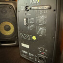 Zadní strana černého studiového monitoru značky KRK SYSTEMS, model VXT 6. Na zadním panelu se nachází ovládací prvky pro HF ADJUST a LF ADJUST, přepí…