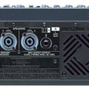 Zadní strana černého míchacího pultu s nápisem YAMAHA POWERED MIXER MODEL EMX5016CF a YAMAHA CORPORATION. Jsou zde vidět dva výstupní konektory pro r…