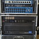 Kolaudovaný rack s audio vybavením na kolečkách. V horní části je digitální mixér Soundcraft Ui24R s modrým panelem a nápisem lexicon dbx II DigiTech…
