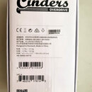 Bílá papírová krabice s nápisem Cinders OVERDRIVE v horní části. Na spodní straně je uveden název modelu CINDERS OVERDRIVE, výrobce tc electronic a t…