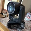 Černý LED moving head reflektor s ovládacím panelem v základně. Na panelu je digitální displej a nápisy WARNING, CONTROL PANEL, MENU, UP, DOWN, ENTER…