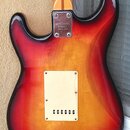 Zadní strana elektrické kytary s tělem v červeno-žlutém sunburst provedení. Na kovové spojovací desce krku je vyražen nápis MATSUMOKU 8759307 MADE IN…