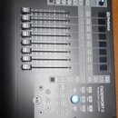Šedý kontrolér s osmi posuvníky a řadou tlačítek. Na pravé straně je svisle napsáno logo PreSonus a název modelu FADERPORT 8 Production Controller. P…
