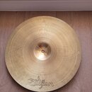 Kruhové činely z mosazného kovu s jemným koncentrickým rýhováním po celém povrchu. Ve spodní části je vyryto logo Zildjian. Nástroj vykazuje čistý po…