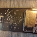 Plastové balení s černým podkladem, na kterém je schéma dílů k tremolu. Je zde uveden nápis Floyd Rose ORIGINAL TREMOLO EXPLODED VIEW PARTS LOCATOR a…