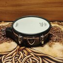 Bílá elektronická bubenová plocha s černým rámem a chromovanými šrouby. Na bílém povrchu je vlevo nápis Roland a vpravo logo V-Drums s doprovodným te…