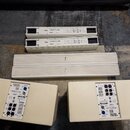 Sada bílých lineárních reproduktorů značky FBT z řady VERTOS. Na horních dvou modulech je viditelný nápis VERTOS a FBT CLA 304. Spodní dva moduly maj…