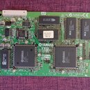 Zelená elektronická deska s osazenými čipy a součástkami. Na desce jsou viditelné nápisy YAMAHA, AP for XG a Plug for XG. V dolní části je text Piano…