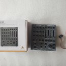 Krabice a modul analogového ekvalizéru a mixéře v černé barvě s bílými nápisy. Na modulu i na krabici je uveden název SYSTEM 100 a model behringer 30…