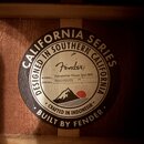 Kruhová štítka vnitra akustické kytary s nápisy CALIFORNIA SERIES, DESIGNED IN SOUTHERN CALIFORNIA a BUILT BY FENDER. Uprostřed je logo Fender a údaj…