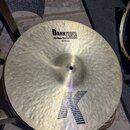 Kulatý mosazný činel s kovaným povrchem. Na horní části je černý nápis DARKCRASH, Medium Thin a 18"/45 cm. Ve spodní části je velké černé logo K.