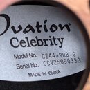 Fotografie detailu vnitřní štítku akustické kytary. Na bílém podkladu je černý nápis Ovation Celebrity, Model No. CE44-RRB-G, Serial No. CCV25090333…